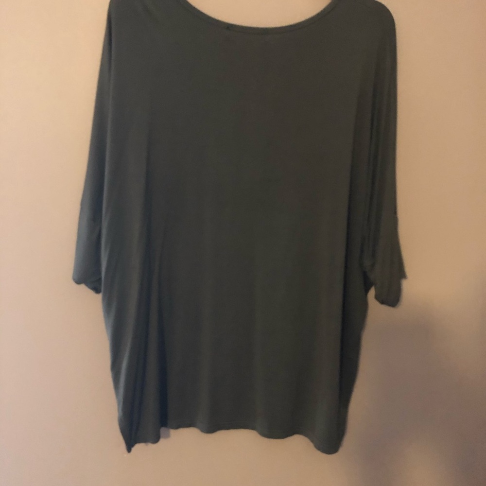 Light weight three quarter sleeve top